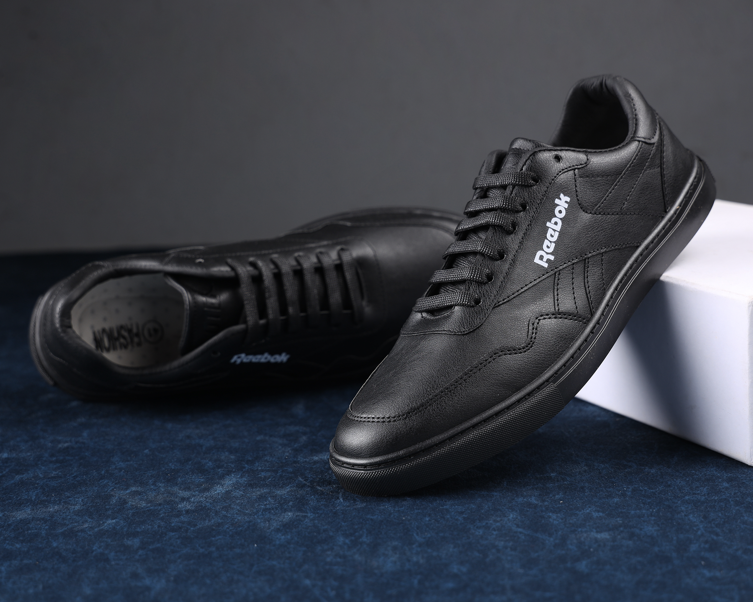 كوتشي فلات REEBOK